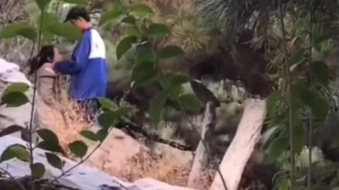 山东枣庄滕一中学一男一女在学校花园中野战被偷拍
