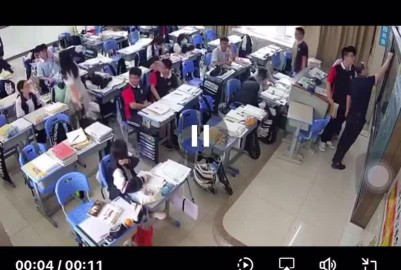 上海张老师出轨16岁学生 離別霸氣一吻別 注意看左上角了